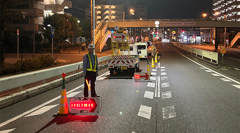 夜間作業に際し交通誘導を行うガードマン